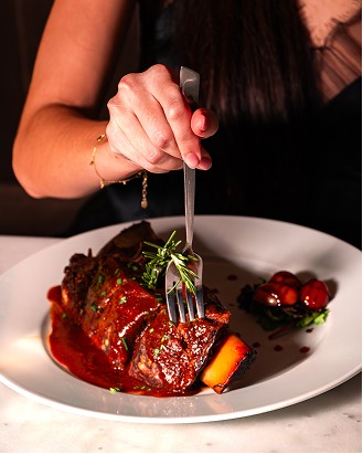 Viande en sauce et romarin